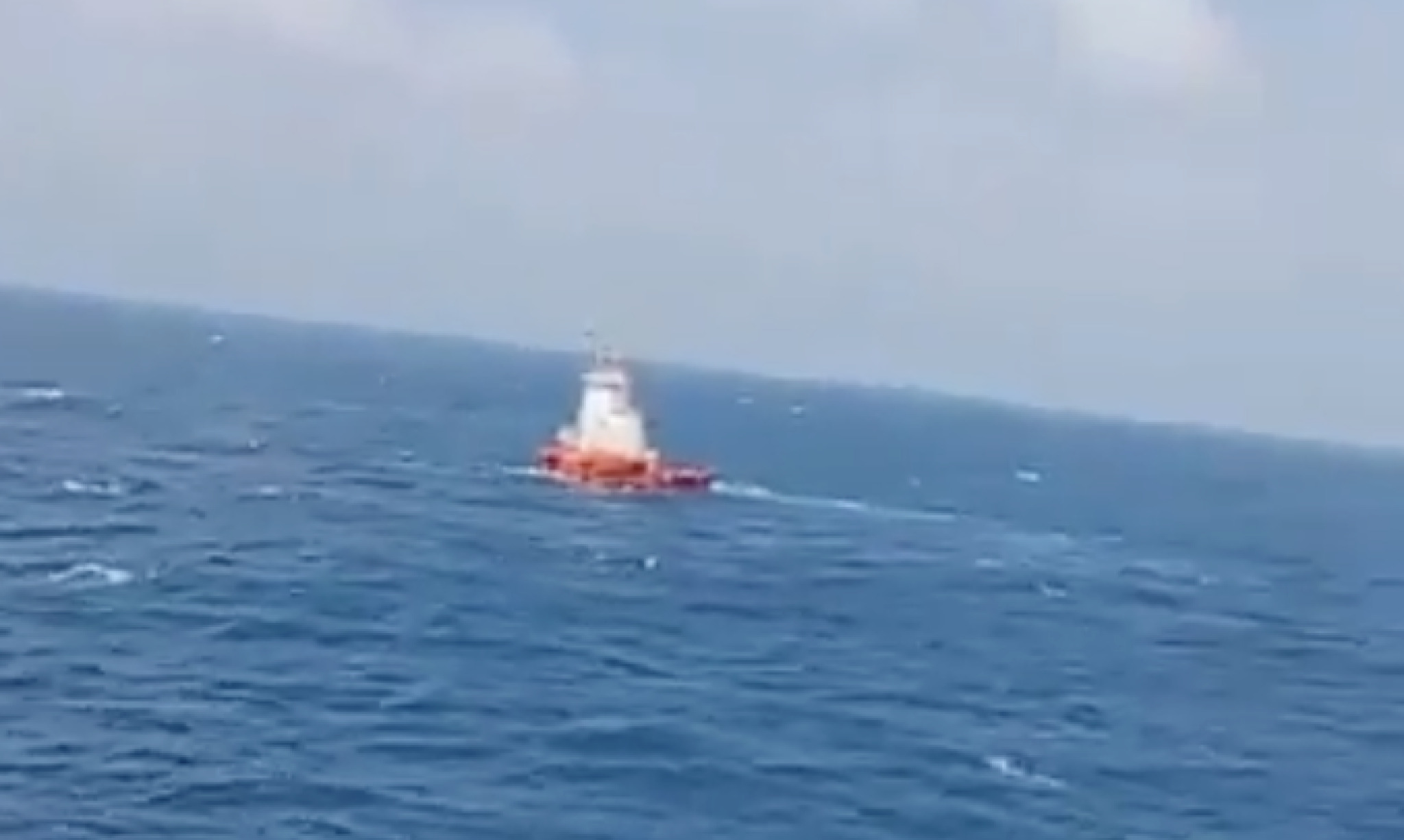 (Видео) Започна операцијата за извлекување на траектот што потона во Јаванското Море, 129 лица сè уште се водат како исчезнати