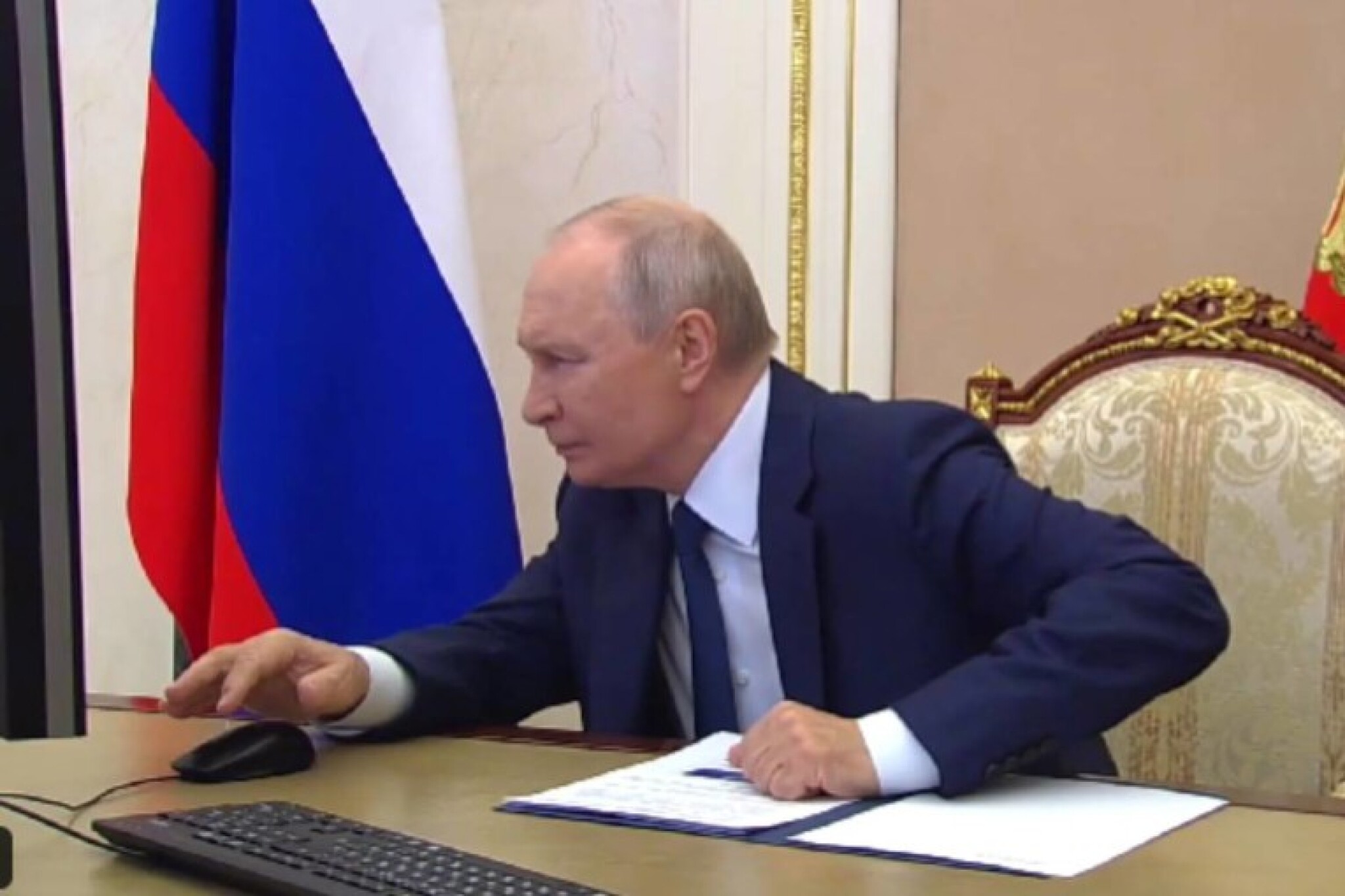 (Видео) Путин гласаше преку интернет на изборите во Русија, снимката стана хит