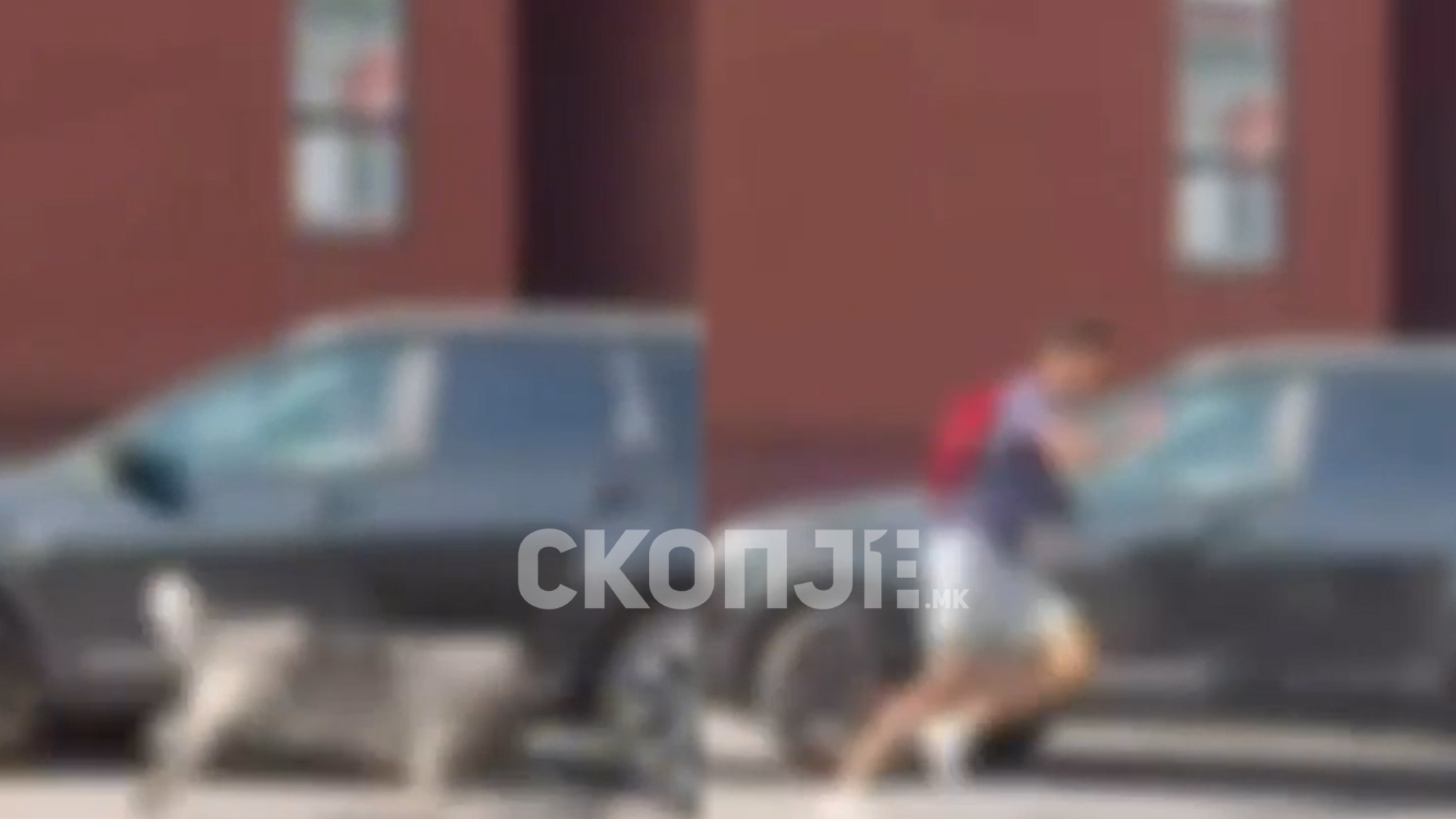 (Видео) Куче брка момче околу автомобил: „Вардар фанс“ тврдат дека е на Миленко Неделковски – „Дали е ова дел од тренингот?“