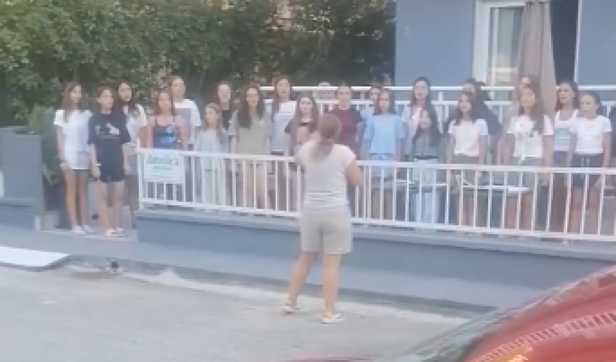 (Видео) Хорот од Велес запеа во Грција