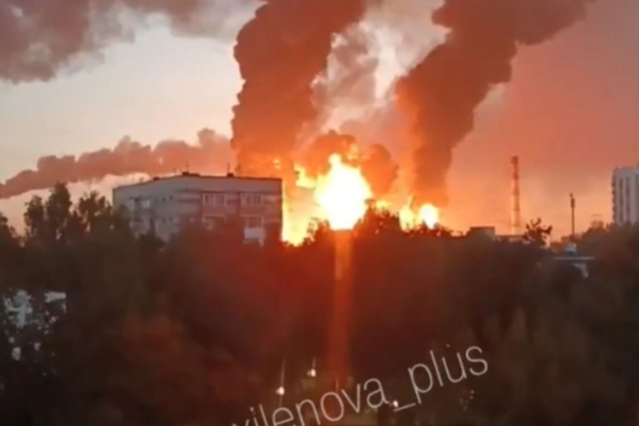 (Видео) Масовен напад врз Москва: Соборени 249 дронови, погодена нафтена рафинерија