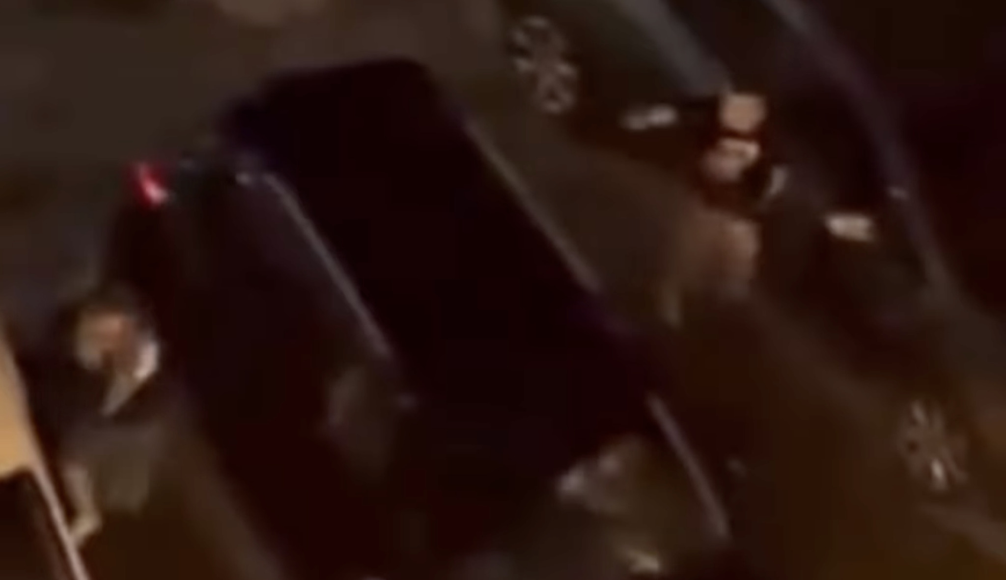 (Видео) Вандализам во Влае: Поминува покрај паркиран автомобил и го крши ретровизорот