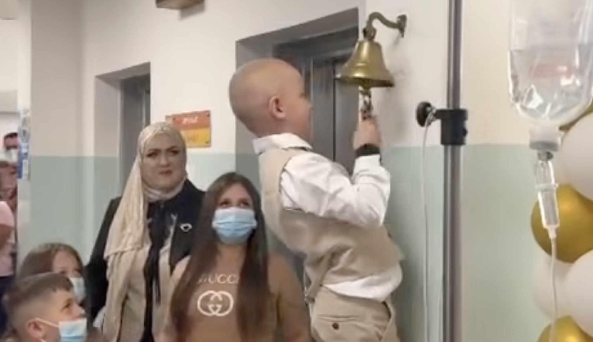 (Видео) Победничкото ѕвонче повторно одекна на Клиниката за детски болести: Бајрам ја доби најважната битка