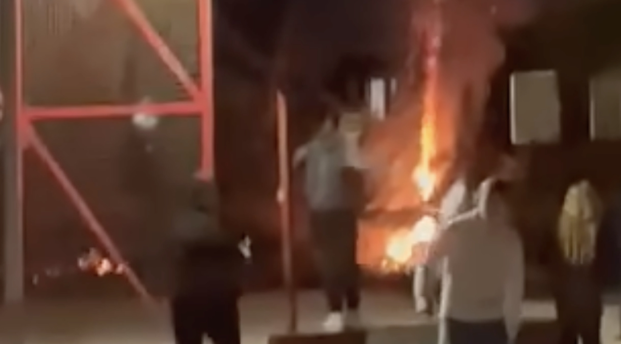 (Видео) Група малолетници со петарди предизвикале пожар во Капиштец