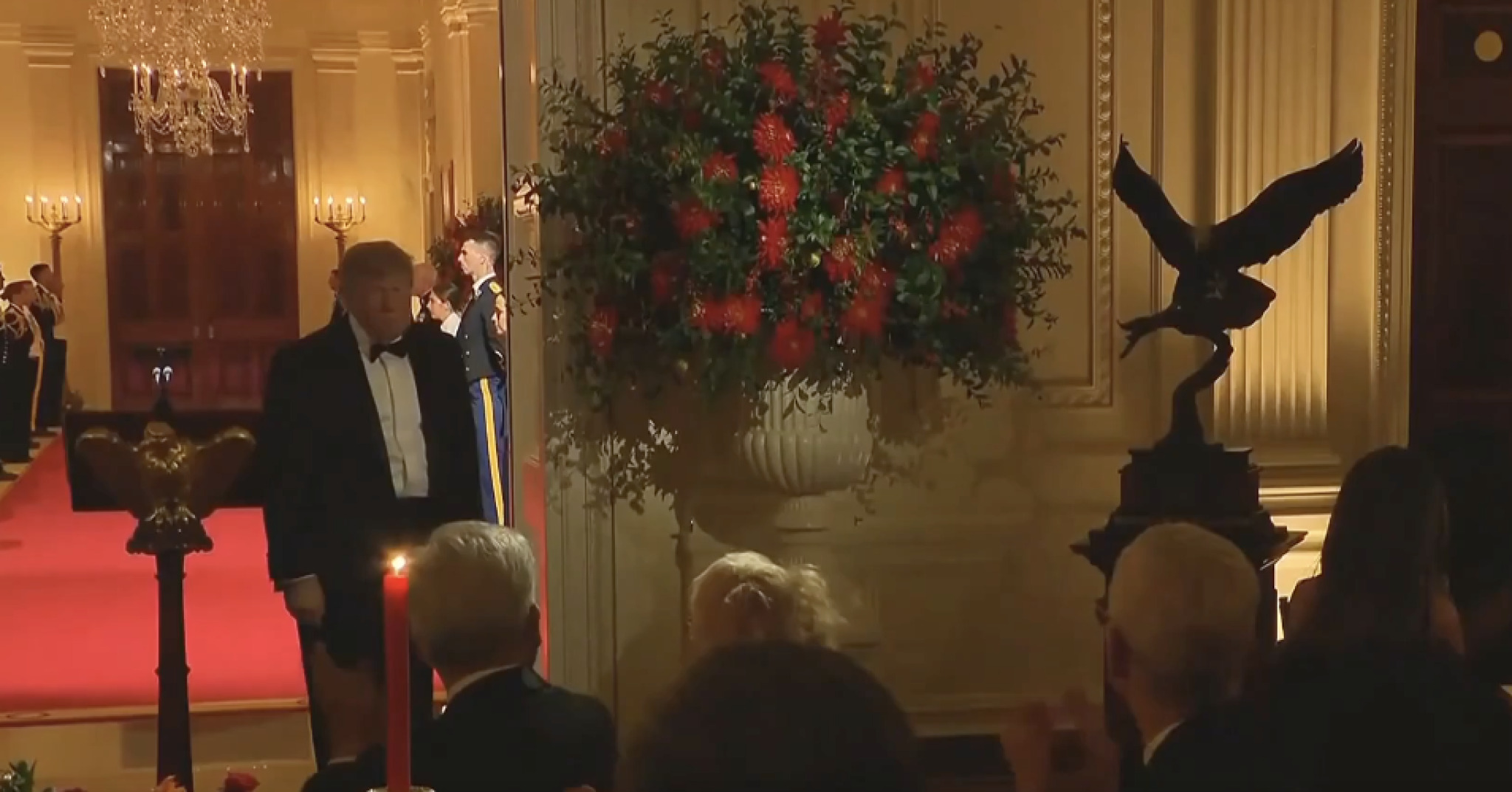 (Видео) Трамп му подари белоглав орел на Си Џинпинг, Кина возвраќа со две панди