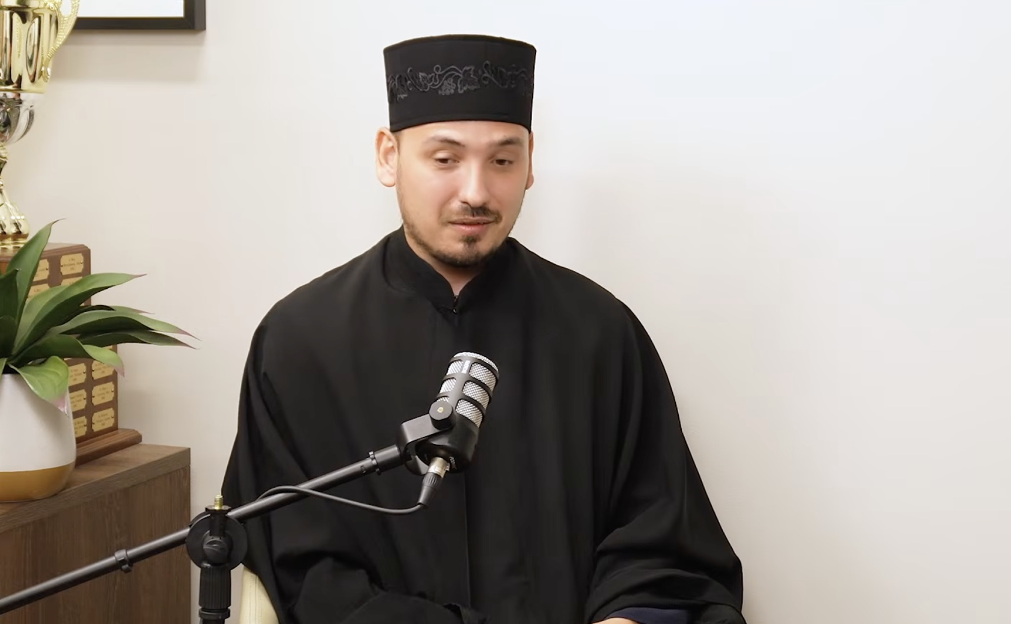 Татко му го тепал кога бил дете, па завршил во дом, а денес е ѓакон и ја чува чудотворната икона на Пресвета Богородица на Хаваите