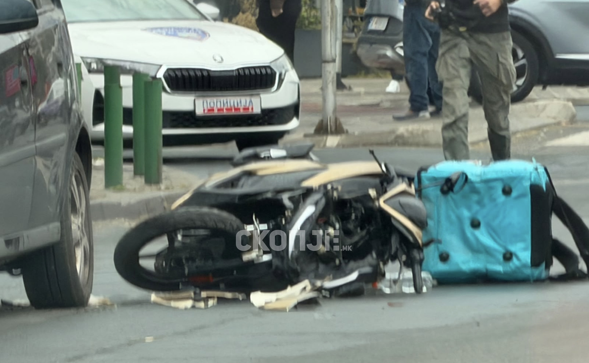 (Видео) Сообраќајка кај „Нова Македонија“ меѓу автомобил и доставувач со мотоцикл
