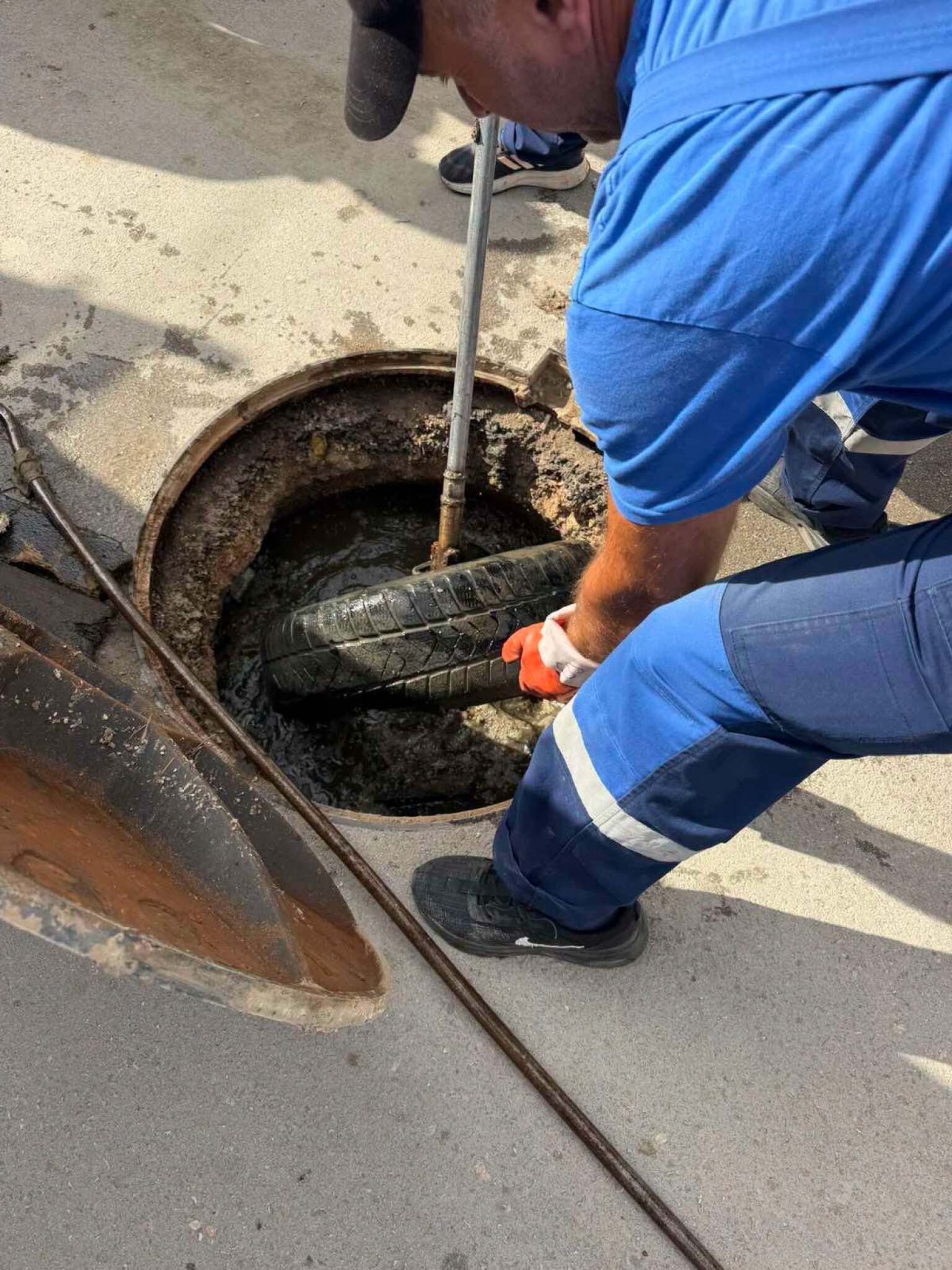 Влажни марамици, гуми и ќебиња завршуваат во шахтите: „Водовод“ со апел до граѓаните