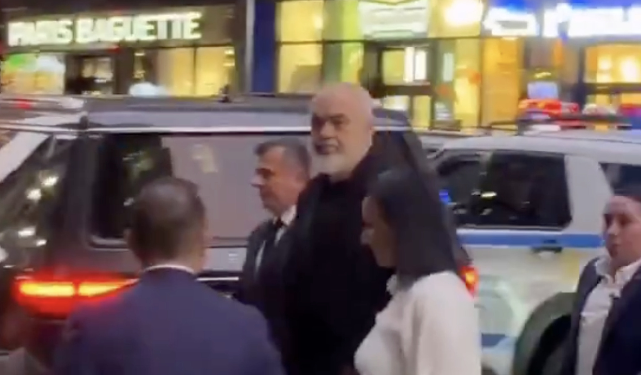 (Видео) „Летаа“ јајца кон Рама во Њујорк, демонстрантите извикуваа „мафија“, тој им возврати: „хистерични кокошки“
