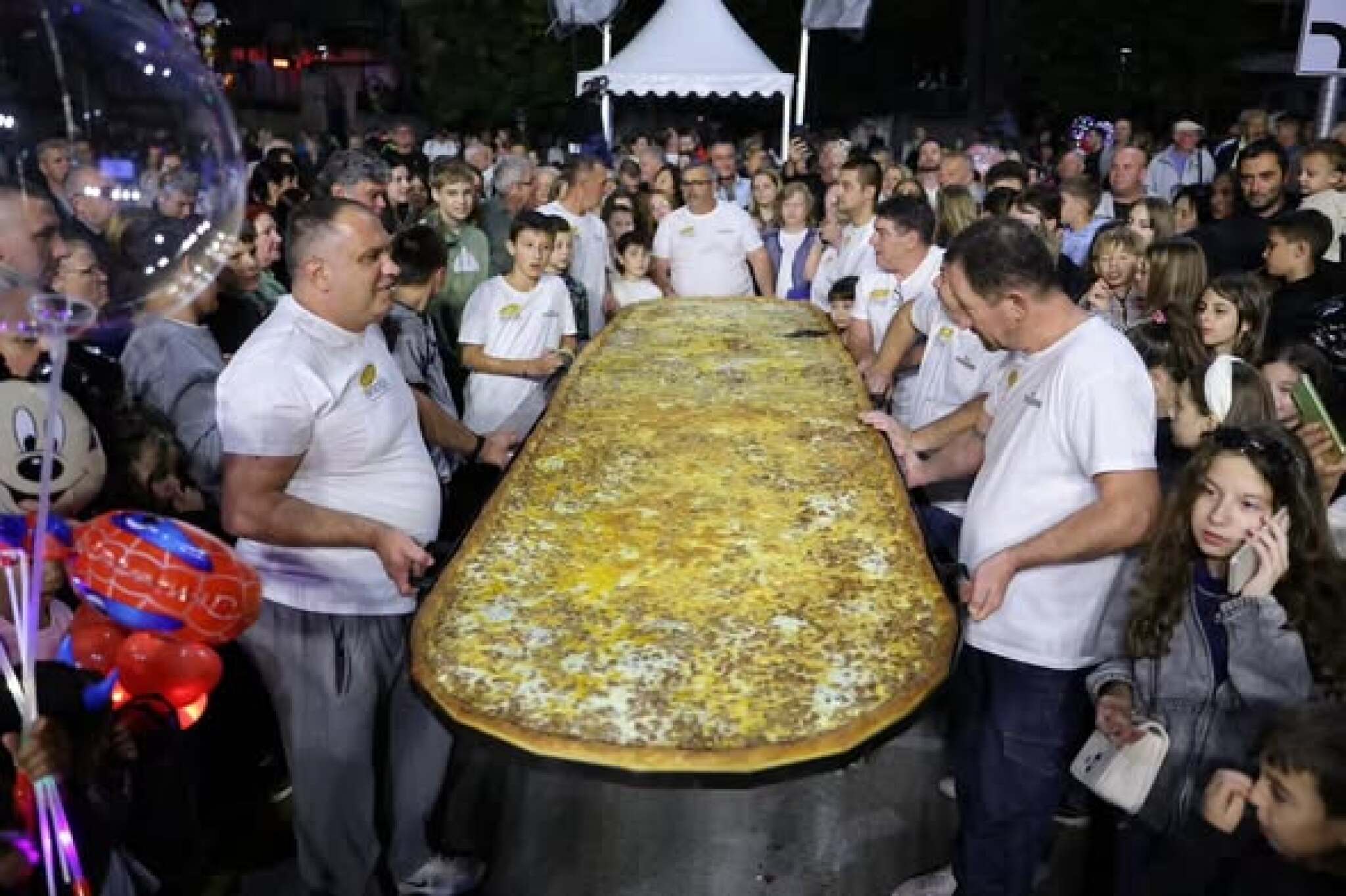 (Фото) Велес постави нов рекорд на „Питијада“ со пита долга 4,4 метри