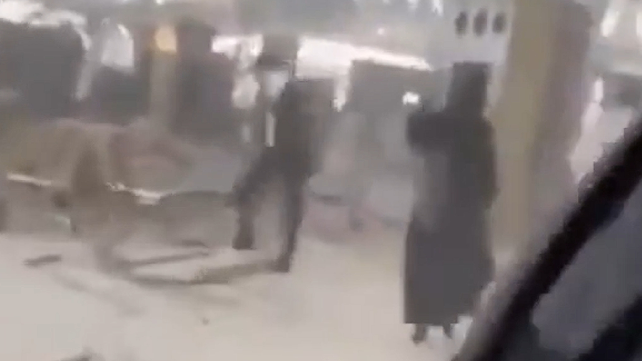 (Видео) Повторно нападнат аеродромот во Ријад, избувнал пожар на истиот терминал каде што загинаа 12 лица