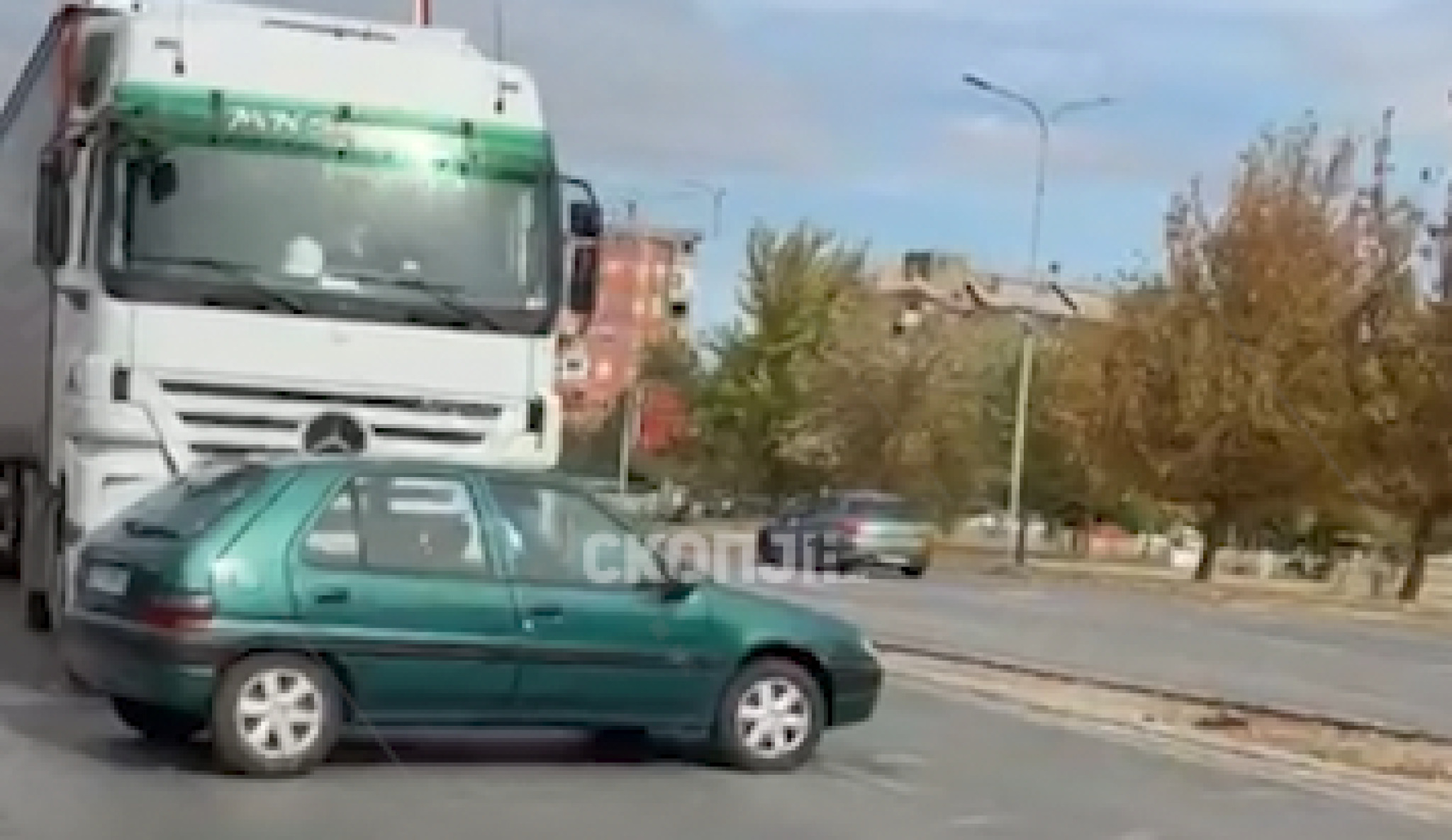 (Видео) Сообраќајка меѓу автомобил и камион во Аеродром