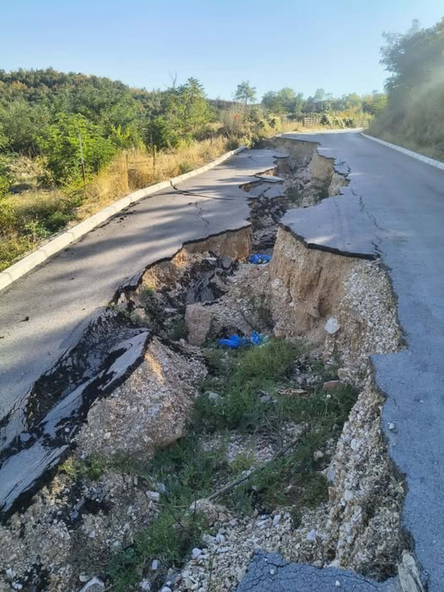 (Фото) Патот кон Теферич шест месеци чека санација, реагираат граѓани