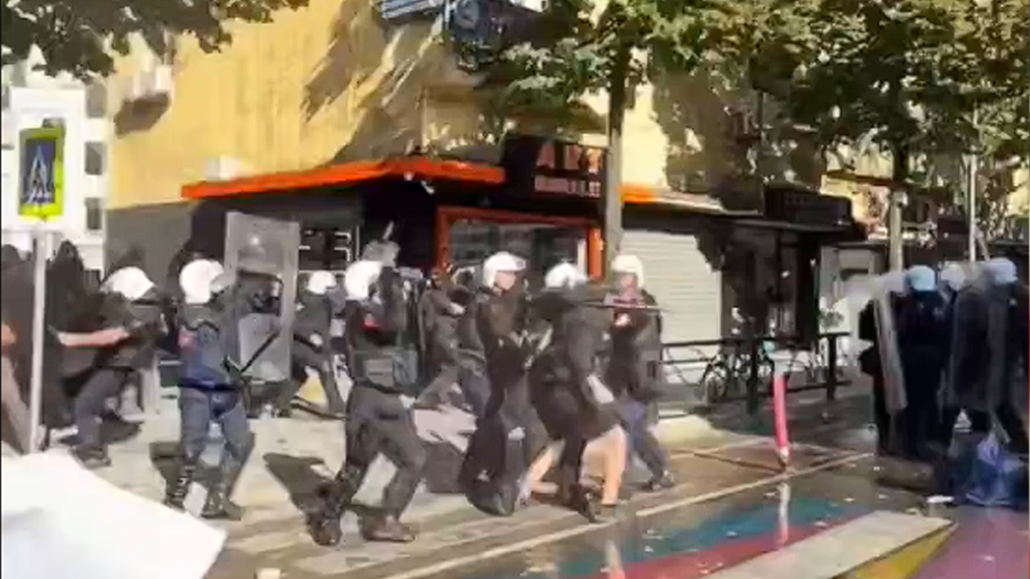 (Видео) Жестоки судири на студентските протести во Албанија, кон полицијата летале цигли