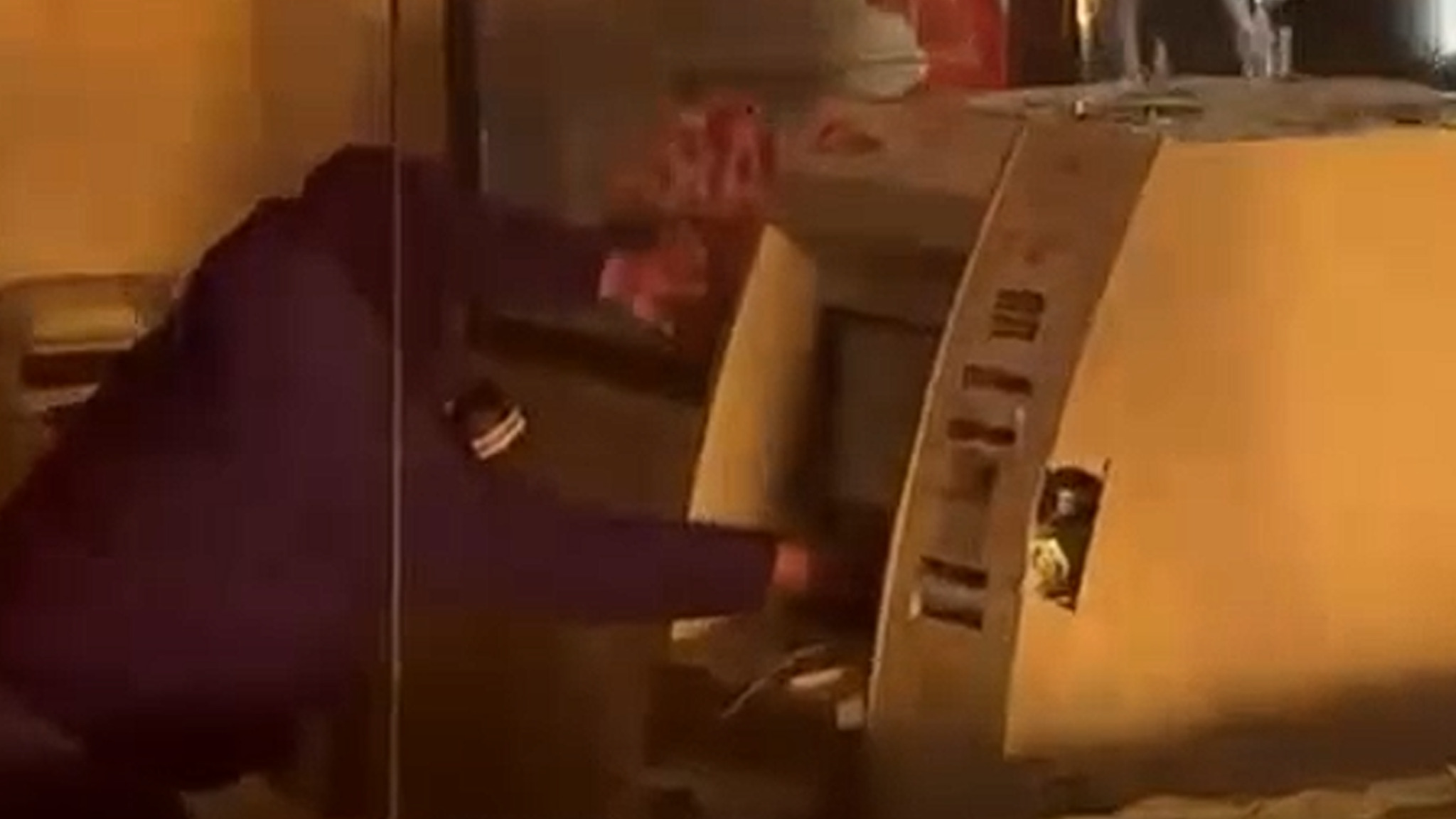 (Видео) Ескалација на протестите во Тирана: Запалени компјутери и мебел, маж се обидел да ограби банкомат