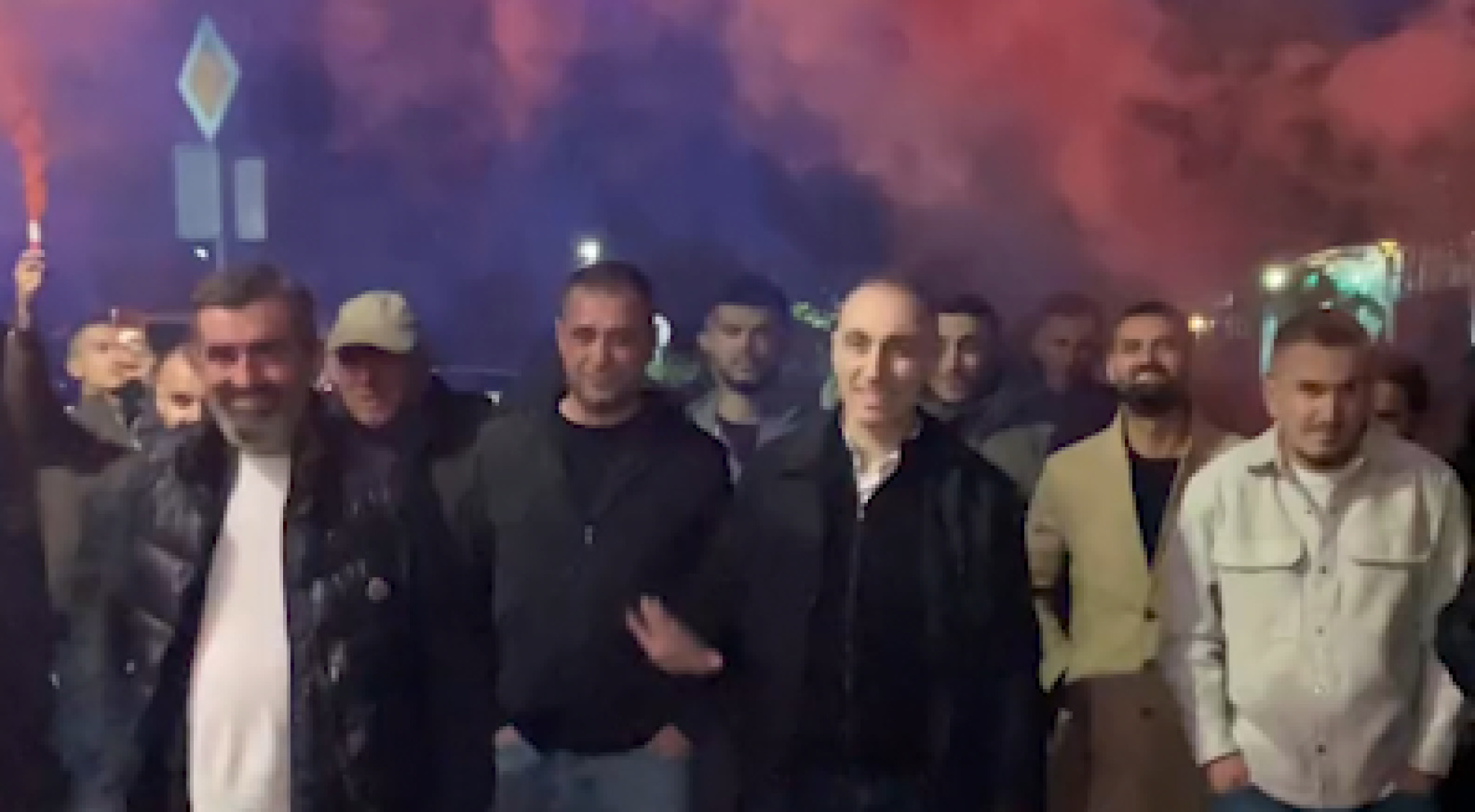 (Видео) Груби пречекан со факели и огномет по излегувањето од куќен притвор