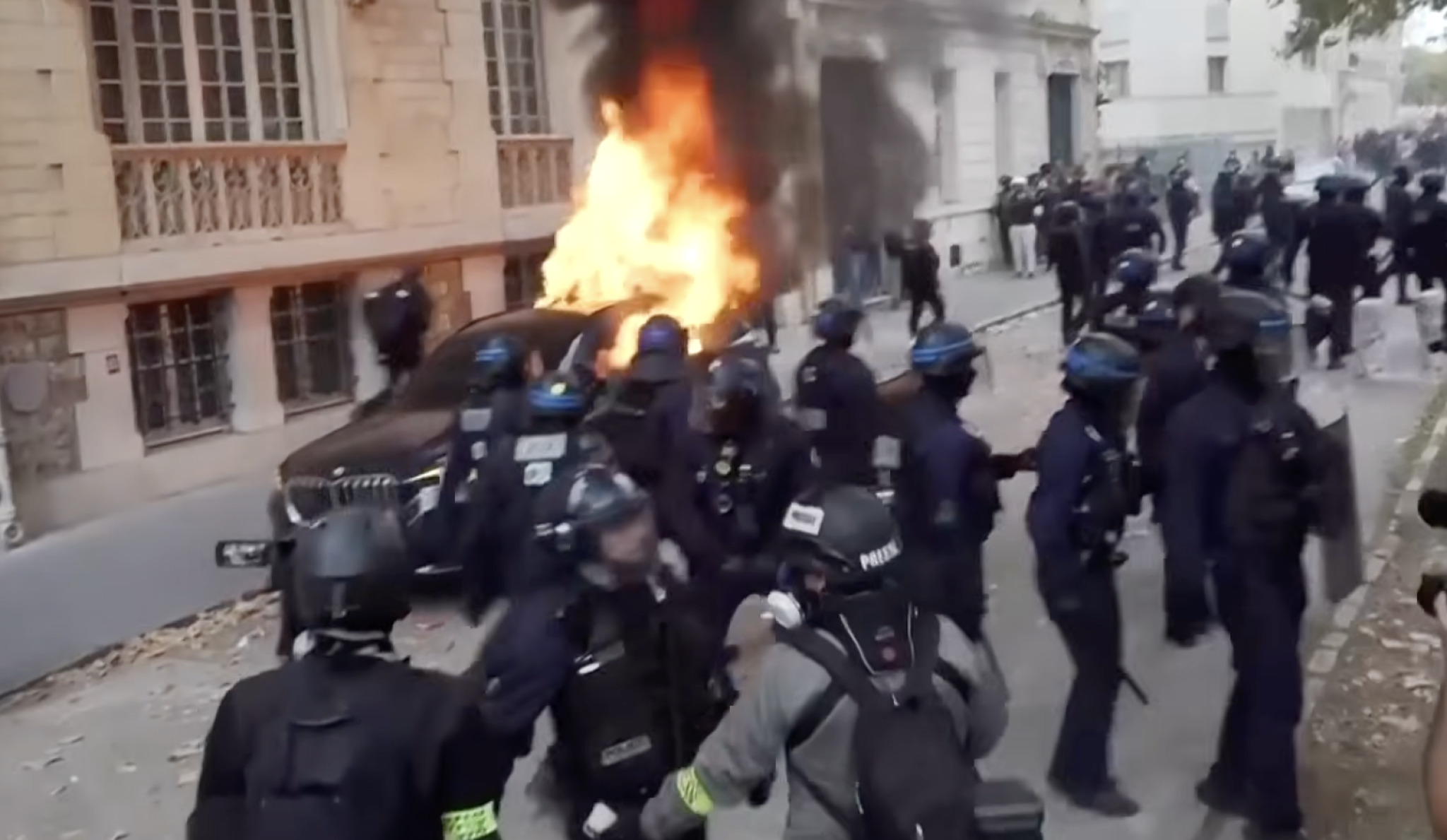 (Видео) Судири, солзавец и искршени излози на протестите на учениците и студентите во Франција