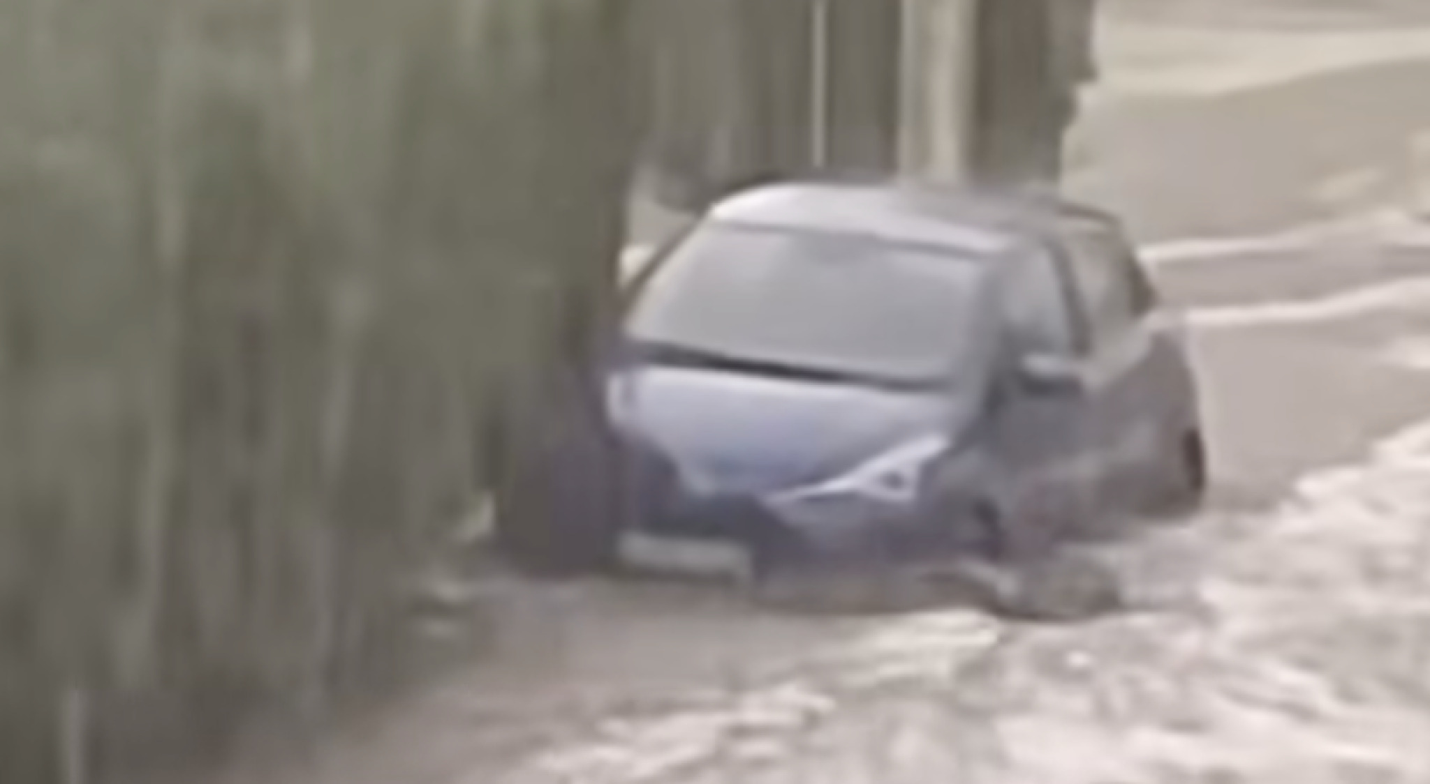 (Видео) Силно невреме ја погоди Грција, поплави и прекини на струјата на Скијатос и Евија