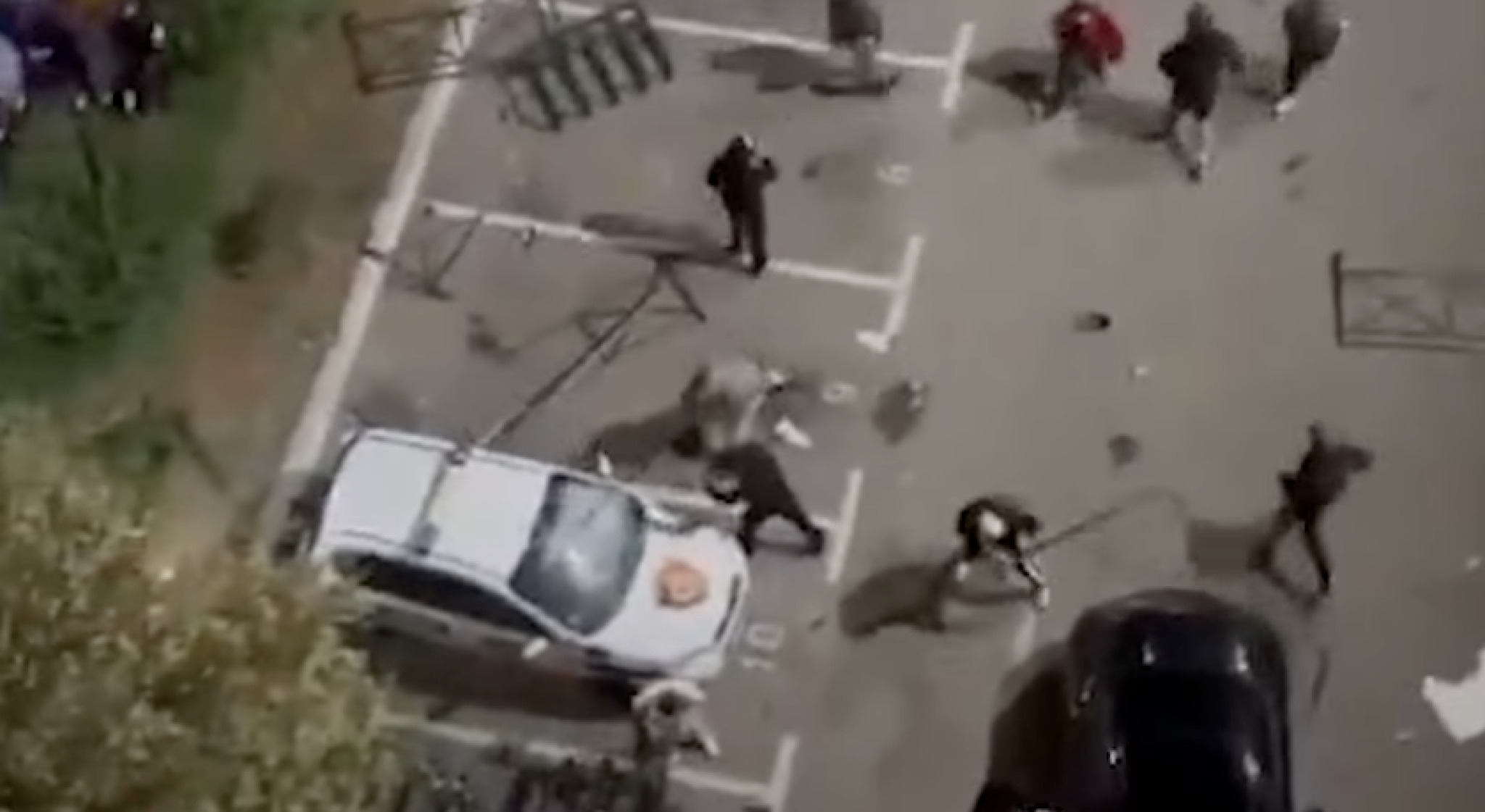 (Видео) Ескалација на протестите во Тирана: Демонстрантите упаднаа во полициска станица