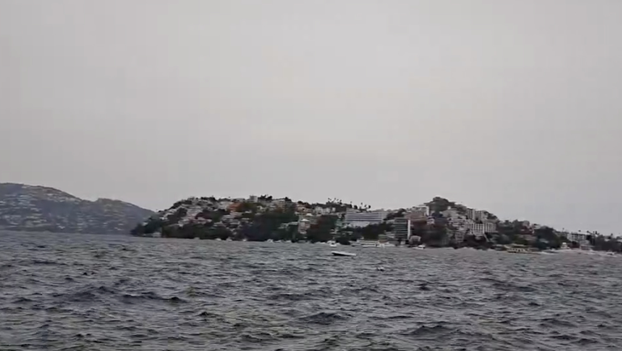 (Видео) Мексико под закана од силен ураган со ветрови до 195 километри на час
