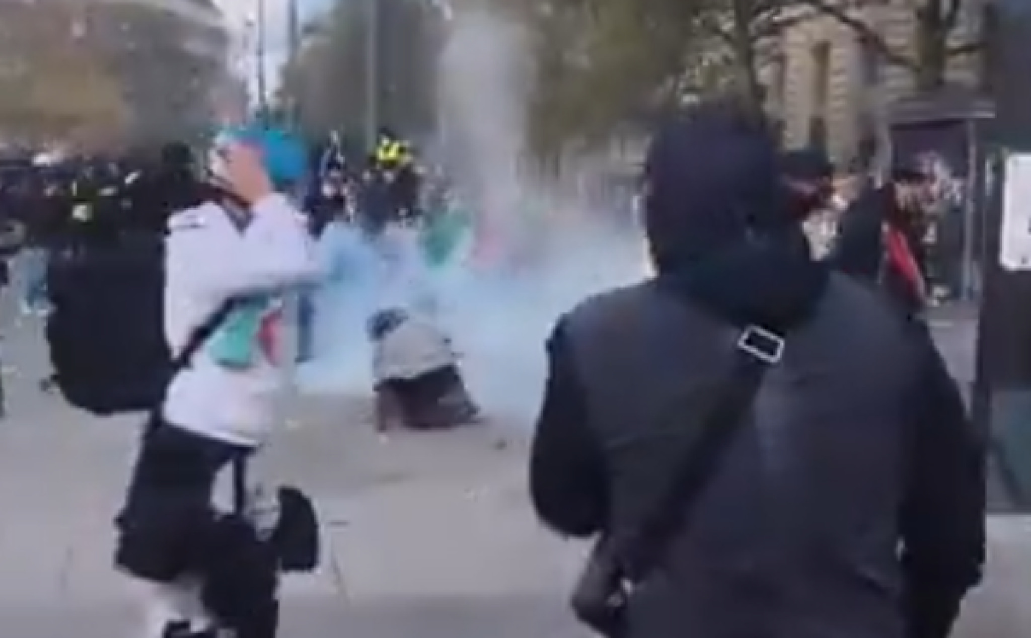 (Видео) Масовни протести во Франција, вандализирано градското собрание во Марсеј