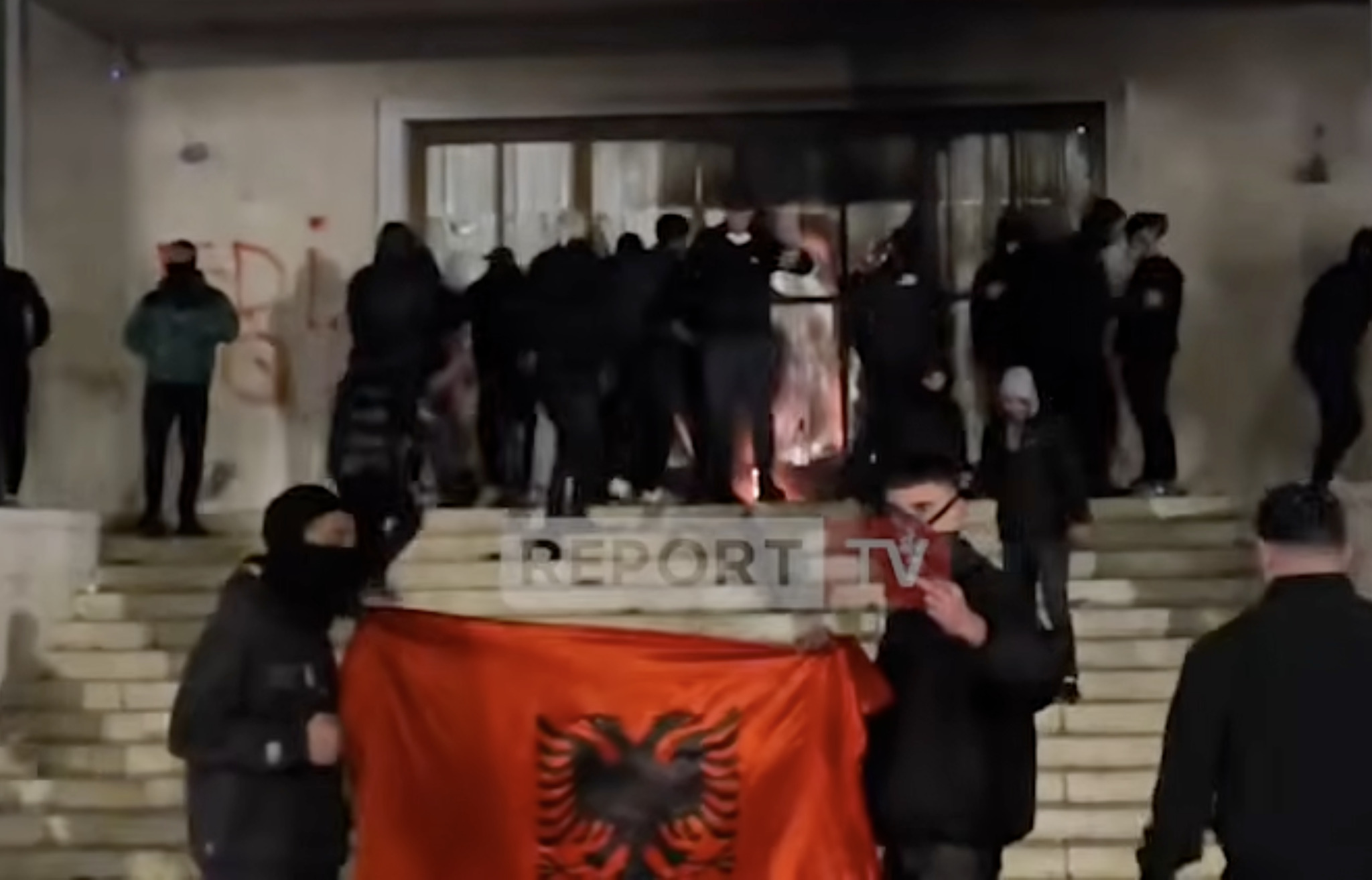 (Видео) Ескалираа протестите во Тирана: Запален објект на Банката на Албанија, автомобил изгоре до темел